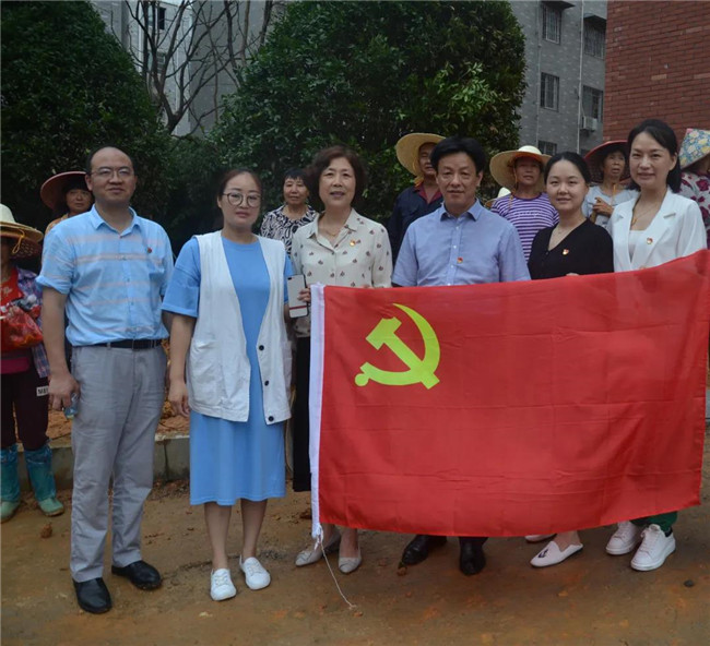 炎炎夏日送清涼，點滴關(guān)懷暖人心——城投集團各黨支部開展“送清涼”慰問一線員工活動