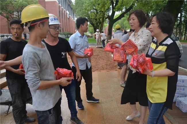 炎炎夏日送清涼，點滴關(guān)懷暖人心——城投集團各黨支部開展“送清涼”慰問一線員工活動