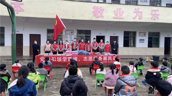 市城投集團(tuán)開展“黨建引領(lǐng)學(xué)雷鋒，志愿服務(wù)展風(fēng)采”送溫暖活動